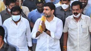 వైఎస్ జగన్, వైసీపీ ఎంపీలపై నారా లోకేష్ చెప్పిన పిల్లుల కథ: మోడీని చూస్తే టేబుల్ కిందికి