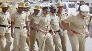 COVID-19: దెబ్బకు హడల్, 10, 000 మంది పోలీసులకు కోవిడ్ పాజిటివ్, సెకండ్ వేవ్ తో షాక్! 