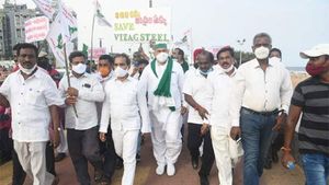 విశాఖలో హోరెత్తిన ఉక్కు ఉద్యమం -పోలీసులను ధిక్కరించి భారీ ర్యాలీ, సభ -రాకేశ్ టికాయత్ కీలక సందేశం