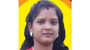 Wife: ఫ్యాన్సీస్టోర్ లో ఎల్ఐసీ ఏజెంట్ భార్యను ?, పక్కాప్లాన్ తో, 3 నిమిషాల్లో క్రికెట్ బ్యాట్, కత్తులు !