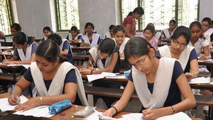 ఏపీలో టెన్త్, ఇంటర్ పరీక్షలు యథాతథం- రేపటి నుంచి 1-9వ క్లాసులకు సెలవులు