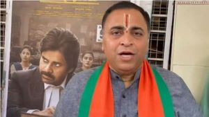 ప్రతి శుక్రవారం కోర్టుకు..వకీల్ సాబ్‌ను చూస్తే జగన్‌కు వణుకు: థియేటర్ వద్ద బీజేపీ నిరసన