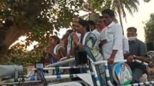 సైకిల్ గుర్తుకు ఓటేయాలంటూ వైసీపీ ఎమ్మెల్యే ప్రచారం: అంతా షాక్, వైరల్ వీడియో