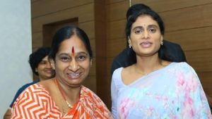 వైఎస్ జగన్ తరఫున స్పెషల్ గెస్ట్‌‌‌: షర్మిల ఖమ్మం సభకు ఊహించని అతిథి: బీజేపీ నేత భేటీ