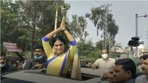 షర్మిల చేతికి తండ్రి వైఎస్సార్ రిస్ట్ వాచీ: సిరిసిల్ల నేతన్నలు నేసిన చీరె: ఖమ్మం వైపు ర్యాలీగా