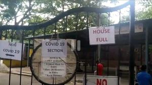 HOUSE FULL: సూపర్ స్టార్, మెగాస్టార్ సినిమా హాల్ కాదు, విషయం తెలిసి ప్రజలు పరుగో పరుగు ! 