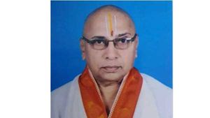 తిరుమల శ్రీవారి ఆలయ ప్రధాన అర్చకులు శ్రీనివాస నారాయణ దీక్షితులు కన్నుమూత