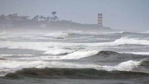 యాస్ తీవ్ర పెను తుఫాను: బెంగాల్‌లో 9 లక్షల మంది, ఒడిశాలో 2 లక్షల మంది తరలింపు, వర్షాలు