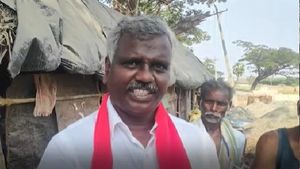 నిజమైన కామ్రేడ్: పూరిగుడిసెలో ఉండే మారిముత్తు.. కోటీశ్వరుడైన అధికార పార్టీ అభ్యర్థిపై విజయం