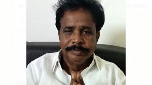 ప్రజలకు ఆనందయ్య కీలక విజ్ఞప్తి-ఇప్పుడే ఎవరూ కృష్ణపట్నం రావొద్దని-ఆయన్ను చూపించాలంటున్న జనం