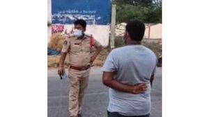  సొంత కొడుక్కి ఫైన్ విధించిన సీఐ... రూల్స్ బ్రేక్ చేస్తే ఎవరైనా ఒక్కటేనని వార్నింగ్...