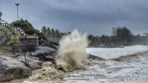 యాస్ పెను తుఫాను: కోస్తాంధ్రాలో వర్షాలు, బంగాళాఖాతంలో వాయుగుండంగా అల్పపీడనం