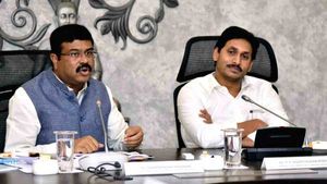 ఏపీ సీఎం వైఎస్ జగన్‌పై కేంద్రమంత్రి ప్రధాన్ ప్రశంసలు: మోడీతో పోల్చుతూ కామెంట్లు
