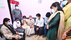 ఏపీలో రాజ్యాంగం అమలు కావడం లేదు.!డాక్టర్ సుధాకర్ కుటుంబాన్ని పరామర్శించిన నారా లోకేష్.!