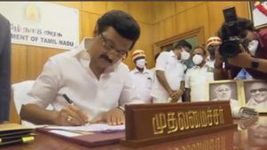ఫస్ట్ డే..ఫస్ట్ సిగ్నేచర్..ఫ్రీ ట్రీట్‌మెంట్..ఫ్రీ ట్రావెల్: తొలిరోజే సంచలనాలకు తెర తీసిన స్టాలిన్