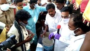 ఆనందయ్య మందుకు క్రేజీ: ఆయుర్వేద మందుకు పెరిగిన డిమాండ్ 