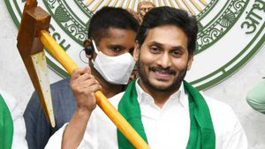 రూ.1,820 కోట్ల పంట ఉచిత బీమా: ఒక్క క్లిక్‌తో: 23 నెలల్లో 83,000 కోట్లు: వైఎస్ జగన్