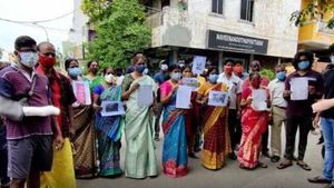Actress: ఇంటి ముందు నీ ఎక్స్పోజింగ్ ఏంది ?, వీధిలో నటి, స్థానిక మహిళలు ఢిష్యూం ఢిష్యూం ! 