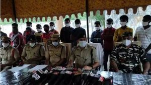  ఒకేసారి లొంగిపోయిన 19 మంది మావోయిస్టులు: నాయకత్వంపై అసంతృప్తే కారణమా?