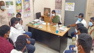  25 రైతుల 36 లక్షలు ఇవ్వండి.. వ్యాపారులకు ఎమ్మెల్యే హరిప్రియ స్పష్టీకరణ
