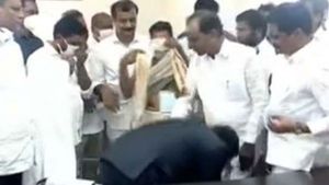 సిద్దిపేట కలెక్టరేట్ ప్రారంభోత్సవంలో ఊహించని ఘటన-సీఎం కేసీఆర్ కాళ్లకు నమస్కరించిన కలెక్టర్
