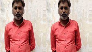 ప్రభుత్వంలో పదవులు ఇప్పిస్తానని... సీఎం కేసీఆర్ కార్యదర్శి పేరుతో మోసాలు... 