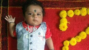 దారుణం: రెండు నెలల పసికందును నీటి ట్యాంకులో పడేశారు, మేనమామ, మేనత్తే నిందితులు