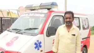 ‘సీతయ్య సేవా సమితి’ సొంత డబ్బులతో అంబులెన్స్, ఆదర్శం ఈ సర్పంచ్