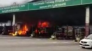 మంగళగిరి టోల్ ప్లాజాలో భారీ అగ్ని ప్రమాదం: లారీ, క్యాష్ కౌంటర్లు పూర్తిగా దగ్ధం
