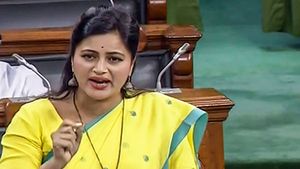 ఎంపీ నవనీత్ కౌర్‌కు షాక్-ఆమె 'కులం'పై వివాదం-అవి తప్పుడు పత్రాలు-కోర్టు రూ.2 లక్షలు జరిమానా