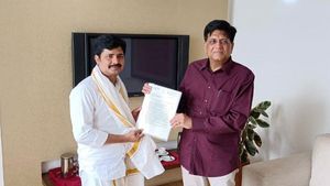 శ్రీవారిసేవలో రైల్వేమంత్రి: తిరుపతి ఎంపీ గురుమూర్తి స్పెషల్ రెప్రజెంటేషన్