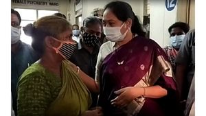 తాడేపల్లి గ్యాంగ్‌రేప్ బాధితురాలికి మంత్రి సుచరిత భరోసా: రూ.5 లక్షల పరిహారం అందజేత