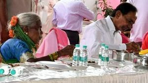 ఆగవ్వకు అస్వస్థత.. సీఎం కేసీఆర్‌తో కలిసి సహపంక్తి భోజనం