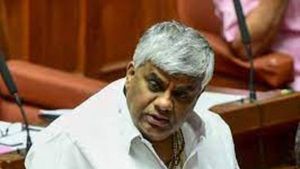 Press meet: ప్రెస్ మీట్ పెట్టి టేబుల్ మీద రూ. 10 లక్షలు పెట్టిన మాజీ మంత్రి, ఎందుకంటే ? 