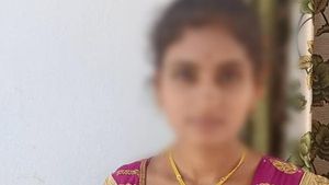 ప్రేమోన్మాది ఘాతుకం: యువతి గొంతుకోసి హత్య, చితకబాదిన గ్రామస్తులు