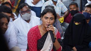ఖబడ్దార్ కేసీఆర్.. అప్పుల తెలంగాణగా మార్చారు.. వైఎస్ షర్మిల విసుర్లు