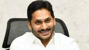YSR Vahanamitra: పొరపాటున కూడా ఆ పని చెయ్యొద్దు: డ్రైవర్లకు వైఎస్ జగన్ కీలక సూచన