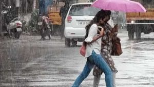 అర్ధరాత్రి నుంచి ఎడతెరిపి లేకుండా: కడప జిల్లా తడిచి ముద్ద: సీమ జిల్లాల్లో వర్షాతిరేకం
