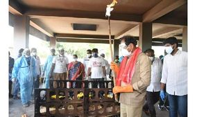 సైకిలెక్కిన వైసీపీ ఎమ్మెల్యే : మత్తు పదార్ధాల కోసం వేట : పరుగులు తీస్తున్న పోలీసులు..!!