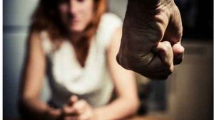 Wife: భర్తతో విడాకులు, మత్తు మందు ఇచ్చి భార్య జ్యూస్ పిండేసిన లాయర్, రెండు యాంగిల్స్ ! 