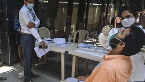 Bengaluru: ఐటీ హబ్, కర్ణాటక హడల్, 34 % పెరిగిన కరోనా కేసులు, గుడ్ మార్నింగ్ చెప్పిన వైరస్ ! 