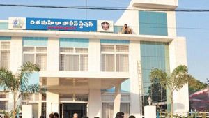  మరిన్ని దిశ పోలీస్ స్టేషన్లు.. కొత్త వాహనాలు: యాప్‌తో అనుసంధానం