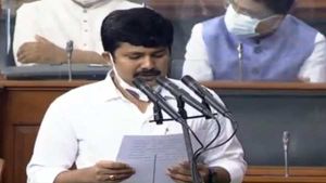  వైసీపీ ఎంపీ ప్రమాణ స్వీకారం..ఆయనతోనే ఆరంభం 