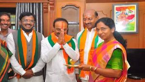 నన్ను చంపేందుకు కుట్ర! తినే అన్నం కూడా సీజ్ చేస్తారా?: కేసీఆర్ సర్కారుపై ఈటల రాజేందర్