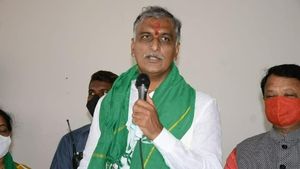 రేవంత్-కాంగ్రెస్ ముసుగులో మళ్లీ తెలంగాణలోకి చంద్రబాబు: ఓటుకు నోటంటూ హరీశ్ తీవ్ర విమర్శలు