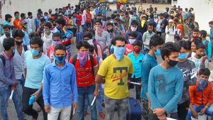  జాబ్ క్యాలెండర్ పై విజయవాడలో కదం తొక్కిన నిరుద్యోగులు .. అరెస్ట్ చేసిన పోలీసులు
