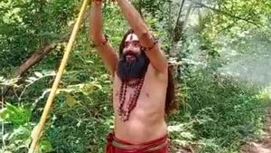 ఈ వైసీపీ ఎమ్మెల్యేను గుర్తు పట్టగలరా?: ముని వేషంలో..అడవుల్లో సంచరిస్తూ కెమెరా కంటికి
