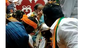 Huzurabad : ఈటల రాజేందర్‌ పాదాలకు పాలాభిషేకం చేసిన అభిమానులు... 