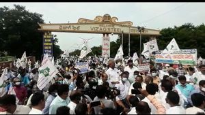 ఉధృతంగా విశాఖ ఉక్కు ఉద్యమం ; బైక్ ర్యాలీలు, రాస్తా రోకోలు.. జగన్ సర్కార్ పై ఒత్తిడి !!