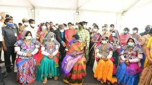 రంగారెడ్డి జిల్లా తండాలో.. గిరిజన మహిళల మధ్య గవర్నర్ తమిళిసై.. చెప్పింది చేశారు!